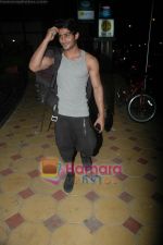 Pratiek babbar snapped getting out of Golds Gym in Bandra, Mumbai on 8th April 2011 (7).JPG